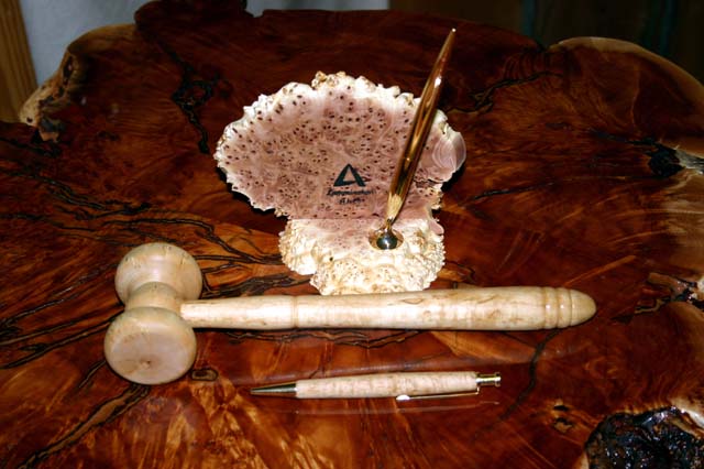 Chairman�s gavel and pen holder